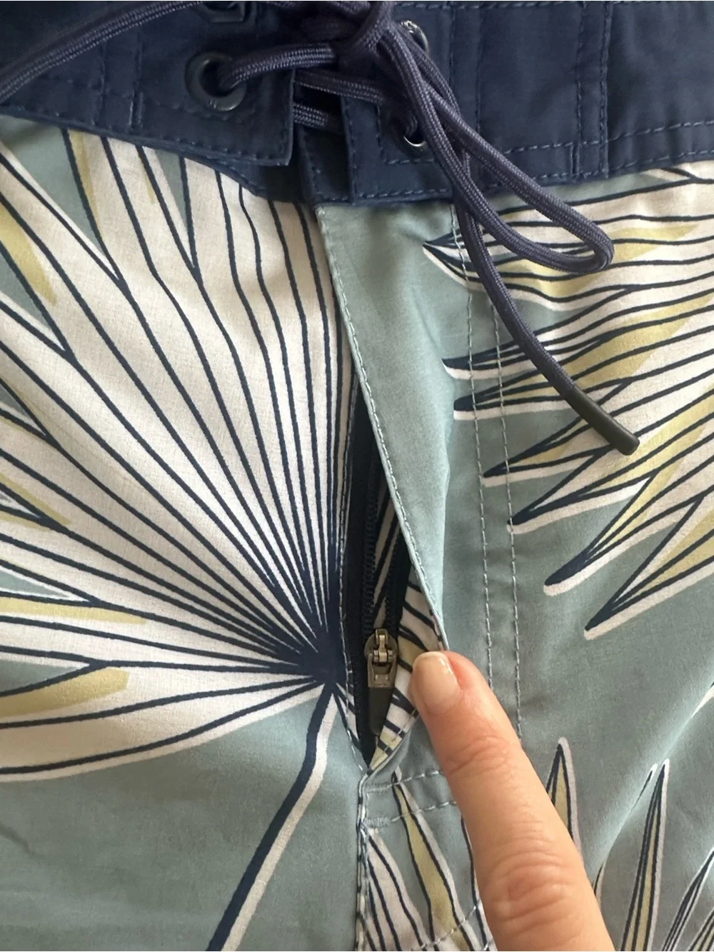 RVCA 20” Blue Palm Boardshorts Size 33